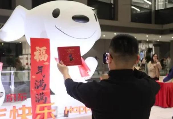 刘强东自掏腰包送员工8万盒巧克力