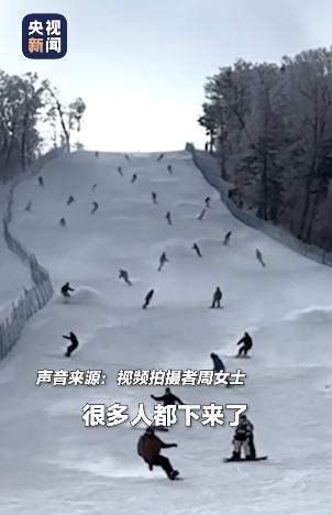 滑雪时身后突然冲出一群高手