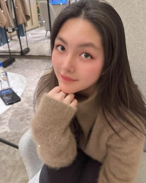 李湘带王诗龄逛街贵妇范十足