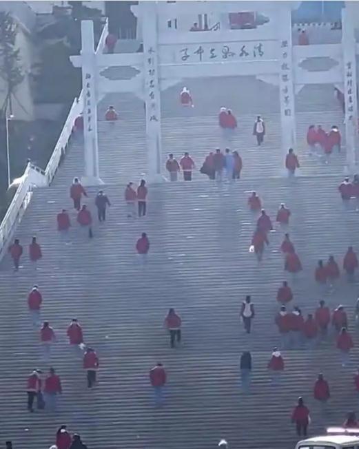 中学生吐槽校门台阶和上朝一样