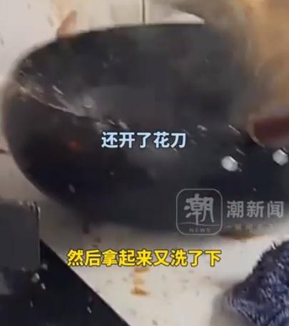 女生烧鱼时鱼两次从锅中蹦出