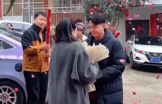 00后小伙把大学班主任娶回家