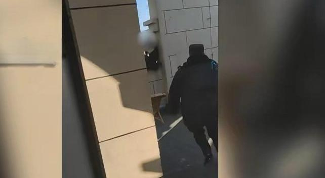 30层楼顶男子救下轻生女孩
