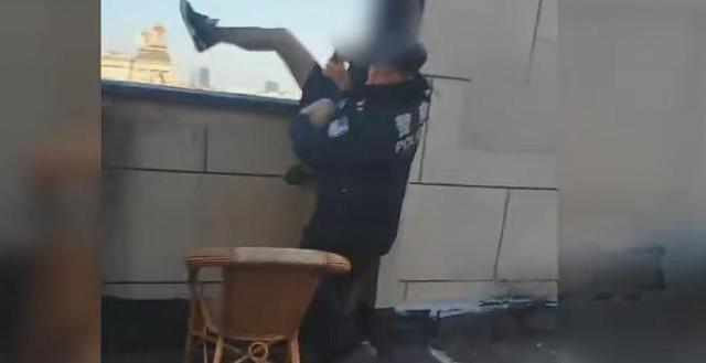 30层楼顶男子救下轻生女孩