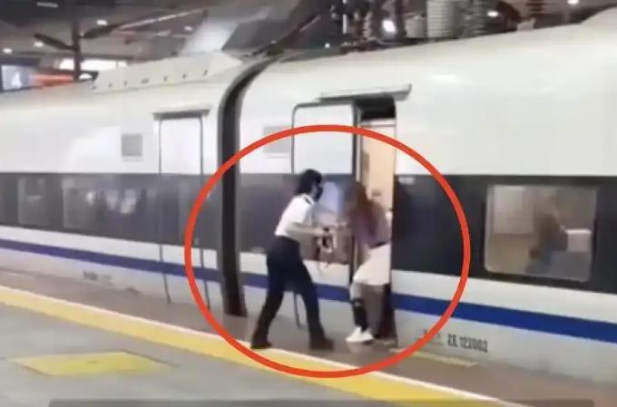 女子伸腿阻止高铁关门被行拘