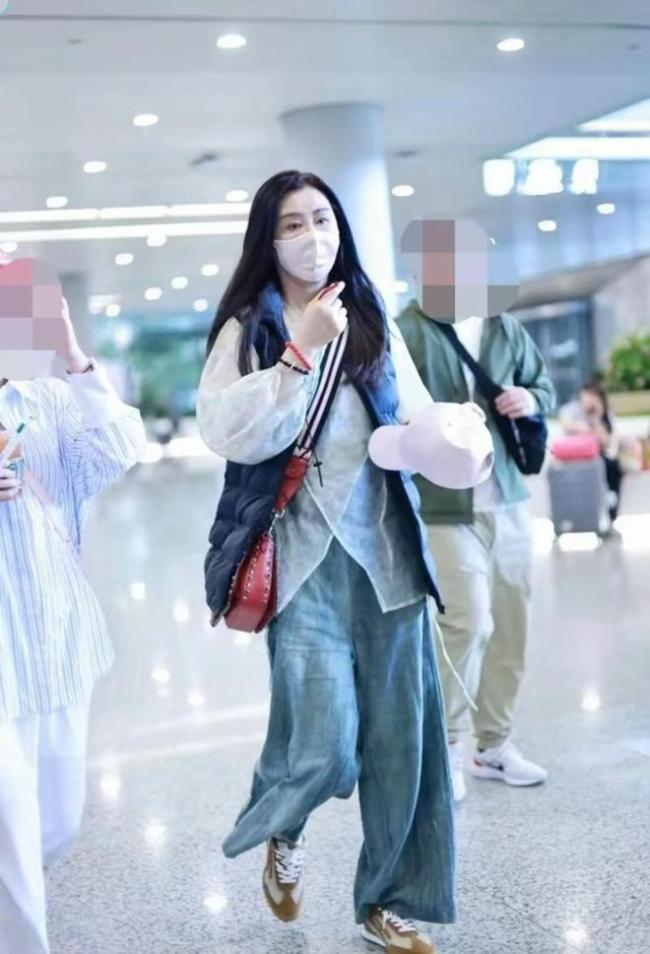 王祖贤现身上海 眉眼美丽气质优雅