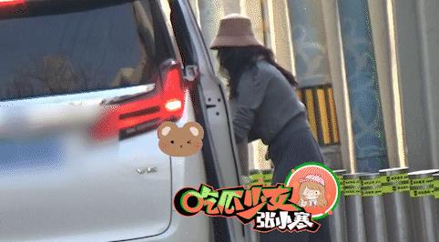 章子怡低调接儿子放学