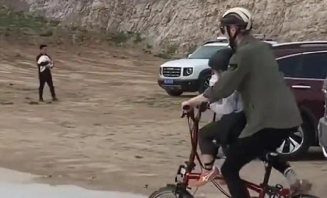 撒贝宁夫妇带儿女骑行 妻子白到发光