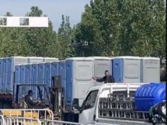 女子上移动厕所不料被带上了高速 网友调侃为“正经搭便车”！（图）