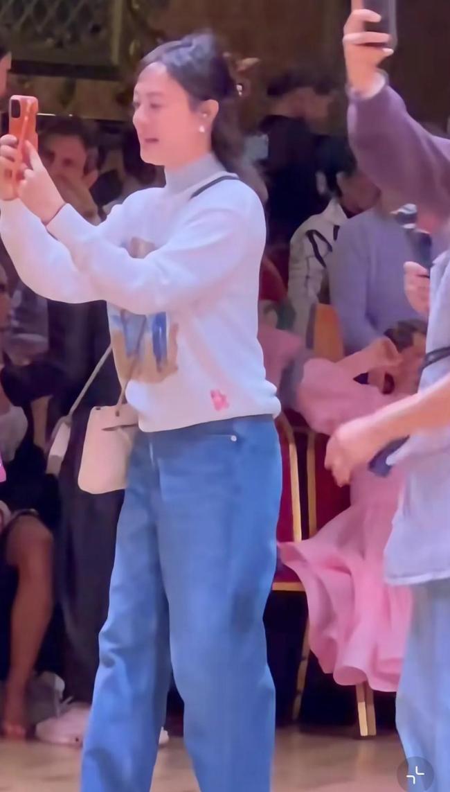 孙俪女儿拉丁舞夺冠后被男老师亲脸