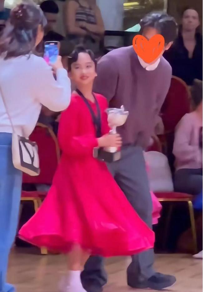 孙俪女儿拉丁舞夺冠后被男老师亲脸