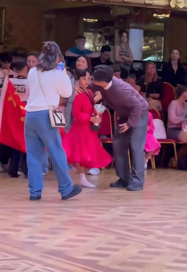 孙俪女儿拉丁舞夺冠后被男老师亲脸