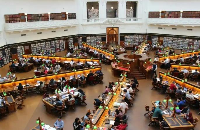 哈佛大学现有外国学生必须转学