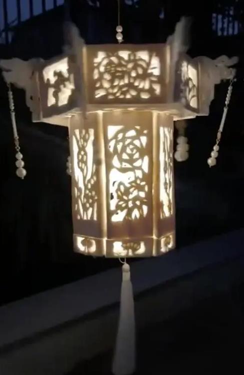 阿姨将墨鱼骨做成仿古“六角宫灯”