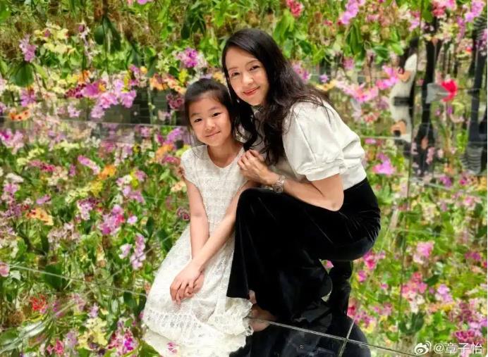 章子怡晒女儿儿子