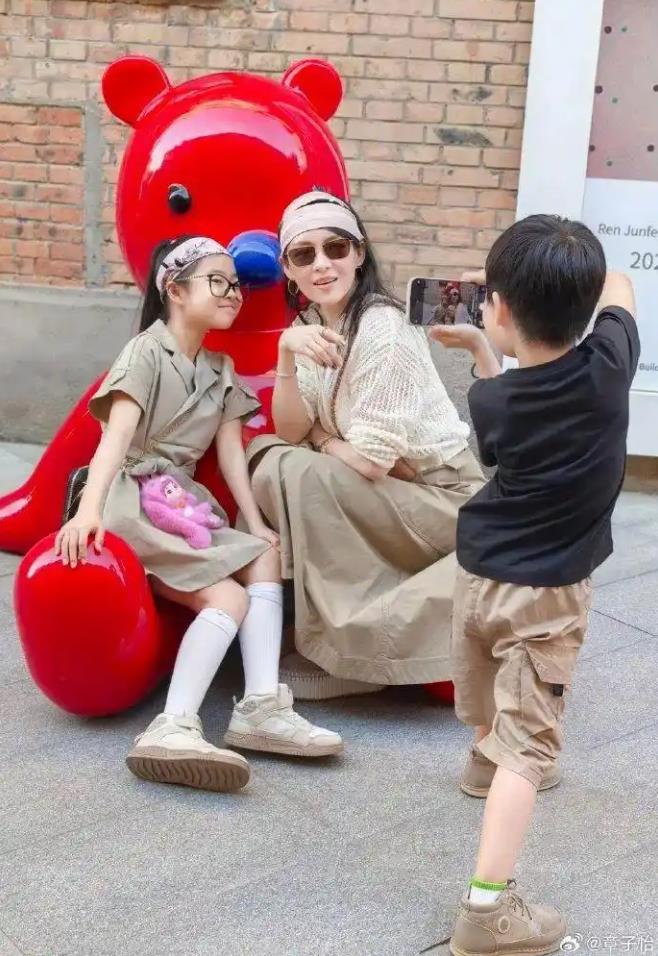章子怡晒女儿儿子