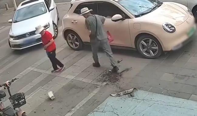 小区天降花盆砸在过路老人脚边