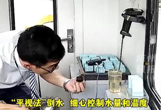 女司机要水泡奶男收费员秒懂 