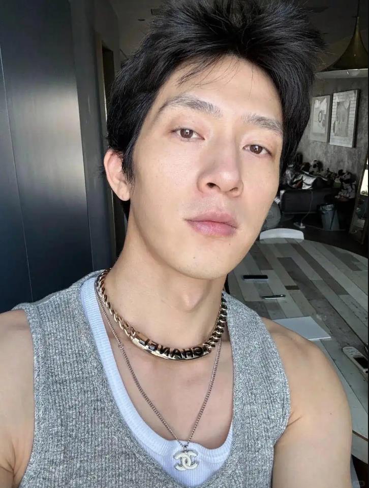 井柏然晒素颜照自称“中年男子”