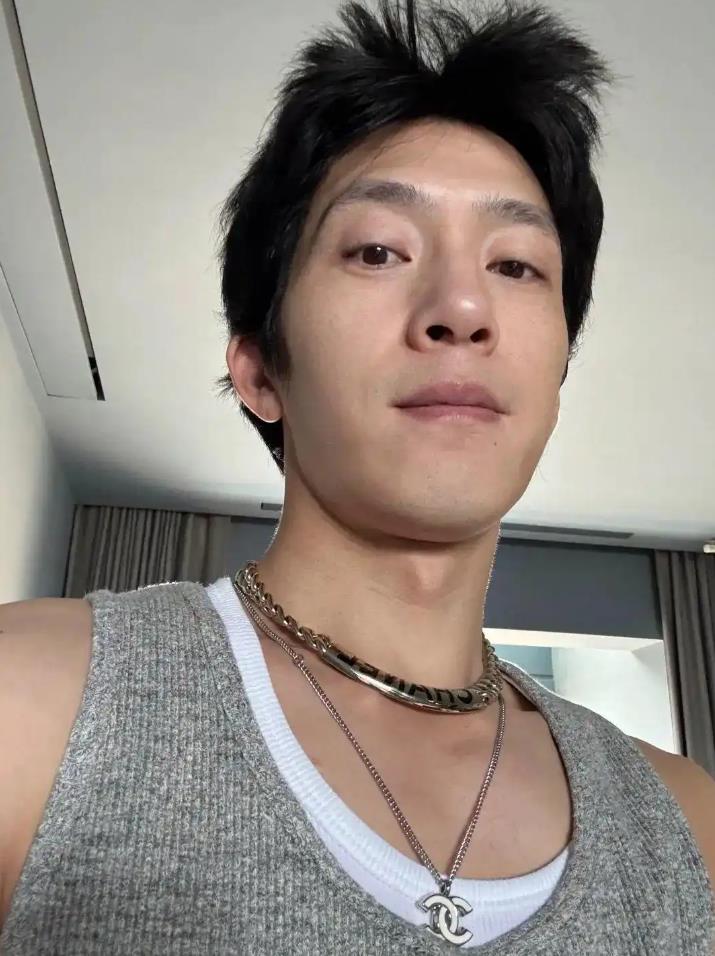 井柏然晒素颜照自称“中年男子”
