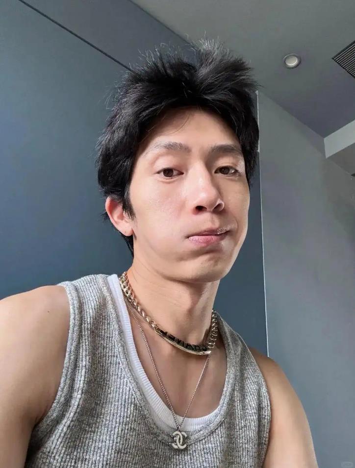 井柏然晒素颜照自称“中年男子”