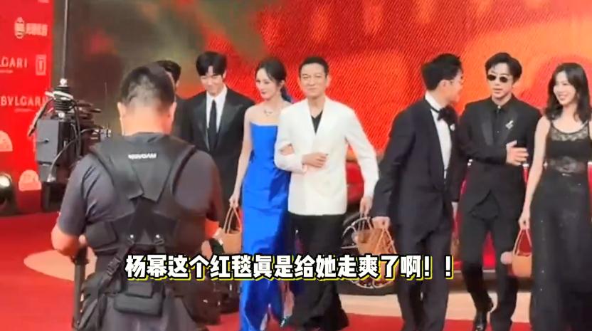 杨幂挽着刘德华疑似林萧上身