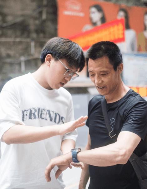 “棒棒”父亲收到了儿子的礼物