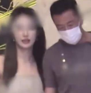 杨坤和美女同回酒店 疑新恋情曝光