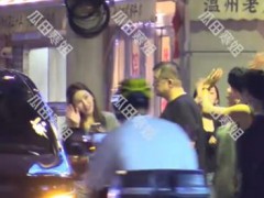 冯绍峰带女友参加聚餐好熟络 不时与女友低头交流，饭后两人与朋友在饭店门口告别！！