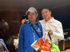 刘强东点外卖 给骑手1000元小费 顺便合了张影，被赞“没架子”！（图）