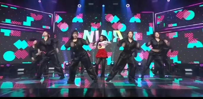 小沈阳女儿韩国全开麦打歌 造型被嘲