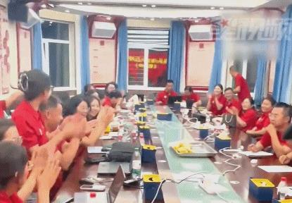 女生高考724分爸爸激动到尖叫