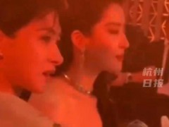 原来刘亦菲吃饭也是手机先吃 参加晚宴吃饭前第一件事是先拍张照！（图）