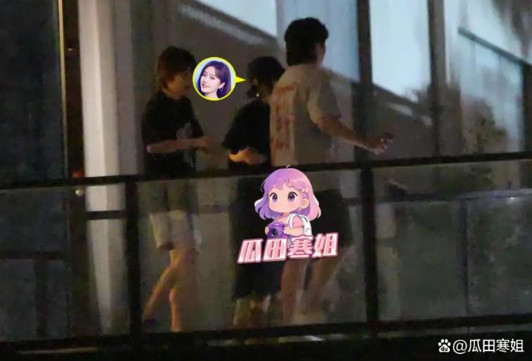 宋佳获奖后开派对 秦岚喝多走路踉跄
