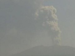 日本一火山喷发 火山灰柱高达5000米 这是什么情况？