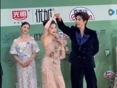 鹿晗关晓彤“同城零互动” 让吃瓜群众们坐不住了！