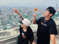 周杰伦晒与权志龙喝酒合照 这是什么情况？