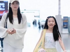 董璇官宣再婚后首现身 携9岁女儿小酒窝现身北京机场!