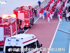 暴走团群主回应挡道120:就一分钟 这是什么情况？