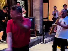“李逵”扮演者为儿子办婚礼答谢宴  这是什么情况？