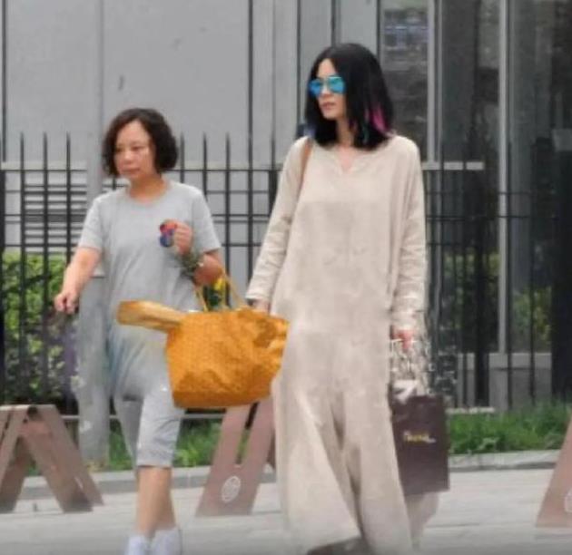 王菲穿搭被赞“朝阳区麻袋天后”