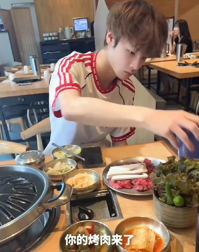 马景涛前妻带俩儿子去韩国
