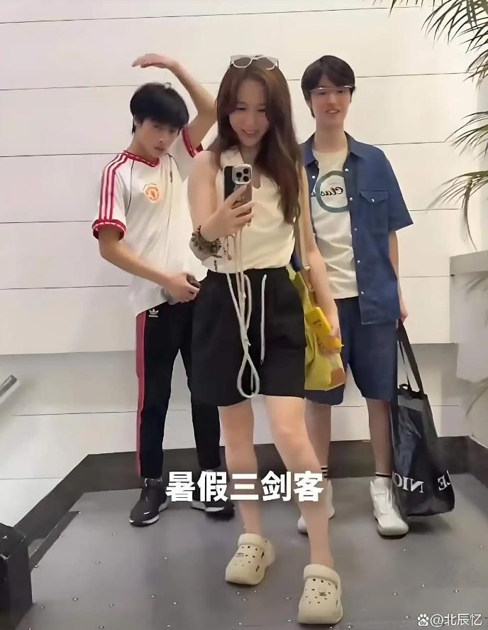 马景涛前妻带俩儿子去韩国