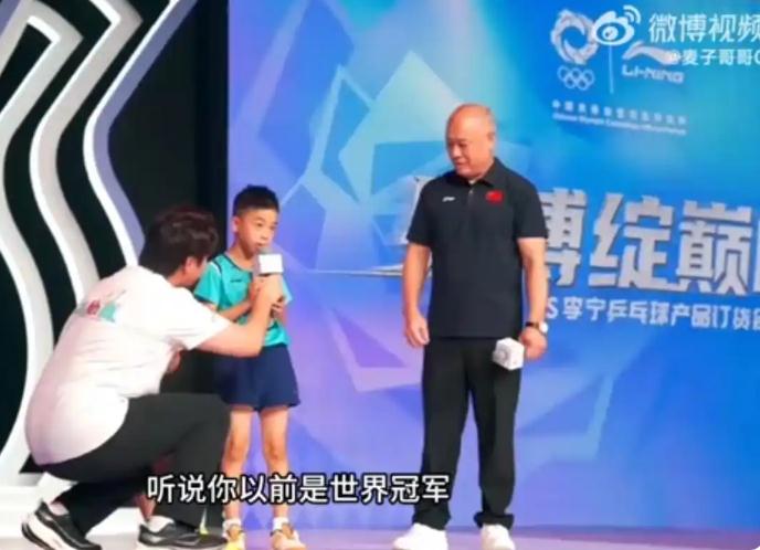 马龙两个儿子在李宁面前翻跟头