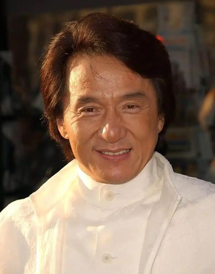 71岁成龙老花严重 拍戏看不清道具