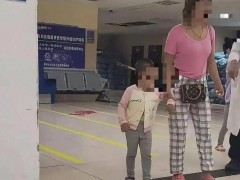 3岁女童头上插刀 系妈妈不慎刺入 妈妈当时拔不出来，就来了医院！