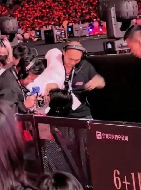 杨宗纬摔下舞台 目击者称疑短暂昏迷