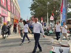 刘强东现身宿迁 或携章泽天看苏超 这是什么情况？