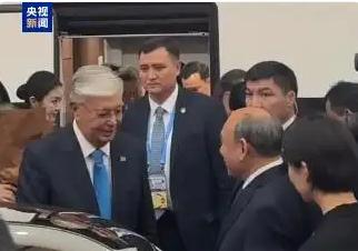 多国领导人乘高铁抵达北京