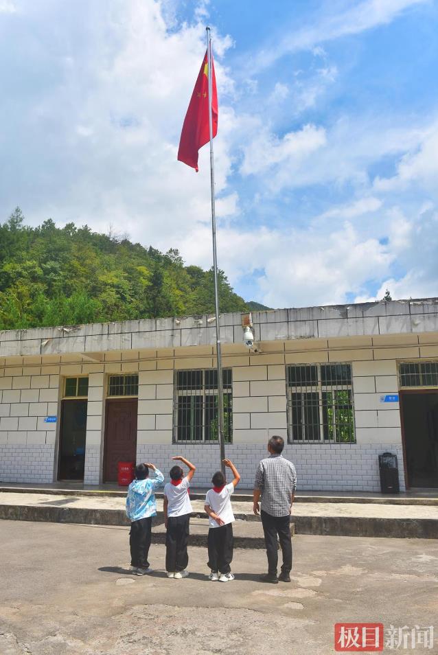 全校3个孩子1名老师升旗高唱国歌